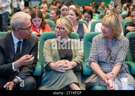 Marrakesh, Marocco. 14 ottobre 2023. L'inviato ufficiale del re Mohammed vi Karim Kassi-Lahlou, il ministro della cooperazione allo sviluppo e della politica metropolitana Caroline Gennez e l'ambasciatore belga in Marocco Véronique Petit sono raffigurati durante una visita sul campo a un progetto di inclusione economica giovanile del gruppo mondiale nella regione di Marrakech-Safi, parte di una visita di lavoro del ministro dello sviluppo in Marocco, sabato 14 ottobre 2023. BELGA PHOTO JONAS ROOSENS Credit: Belga News Agency/Alamy Live News Foto Stock