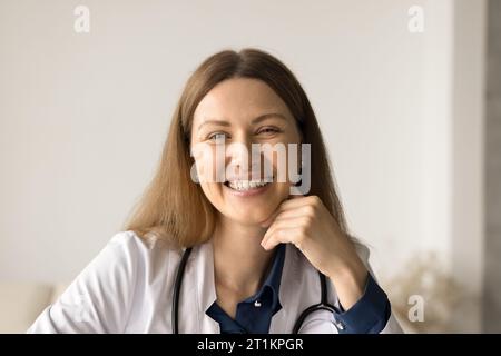 Una donna attraente e sorridente terapeuta che guarda la macchina fotografica Foto Stock