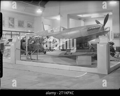 La riapertura del Museo Imperiale della Guerra, Londra, Inghilterra, Regno Unito, 1946 Un display nel recentemente riaperto Imperial War Museum relative alla guerra aerea. In primo piano nel display sono un motore aeronautico, uno Spitfire e un proiettore a razzo e razzi. Foto Stock