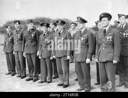 Royal Air Force Fighter Command, 1939-1945. I piloti del No. 310 (Cecoslovacco) Squadron RAF si allinearono dopo essere stati decorati dal Dr Eduard Benes, il presidente ceco in esilio, a Exeter, nel Devon, in occasione del secondo anniversario dell'inizio delle operazioni dell'unità nel Regno Unito. Foto Stock