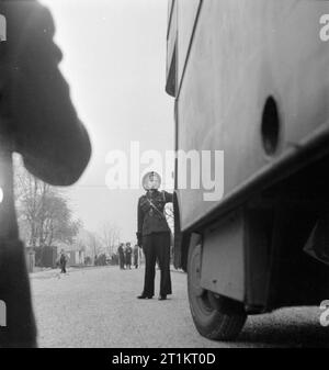 La ricostruzione di un "incidente'- Difesa Civile Formazione in Fulham, Londra, 1942 una femmina di Difesa Civile lavoratore dirige un ambulanza per un posto sicuro per attendere il numero di vittime di incidenti nelle vicinanze. Foto Stock