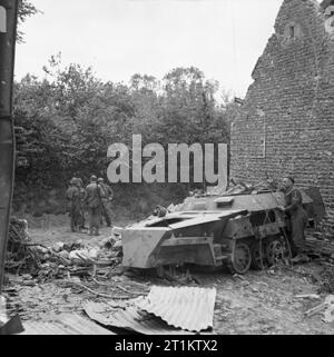 L'esercito britannico in Normandia 1944 a scatafascio tedesco SdKfz 250 a mezza via nel villaggio di Christot, 17 giugno 1944. Foto Stock