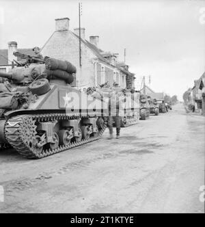 L'esercito britannico in Normandia 1944 Sherman vasche foderate fino al villaggio di Carelle attendono la fine di spostare in azione, 15 giugno 1944. Foto Stock