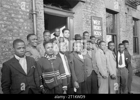 West Indies Merchant Seamen's Hostel, Newcastle-upon-Tyne, Inghilterra, 1941 Un gruppo di West Indian merchant seamen sorriso per la fotocamera al di fuori dell'entrata al loro ostello a 14-16 Lovaine posto, Newcastle-Upon-Tyne. Foto Stock