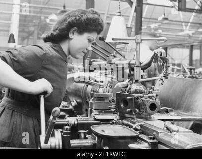 Le donne di fabbrica il lavoro di guerra a Slough Training Center, England, Regno Unito, 1941 Sally Schwartzman funziona su un tornio di argano a Slough Training Center. Foto Stock