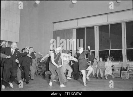 Giovani leader all'Impington College- Education and Training in Cambridgeshire, Inghilterra, Regno Unito, aprile 1944 durante un corso di una settimana per i membri del servizio giovanile dell'Impington Village College, gli studenti provano alcuni esperimenti nel "Basic Dance Movement", sotto la guida e la guida della signorina Lisa Ullmann, (destra) un'autorità sul significato del movimento. Foto Stock