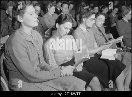 Giovani leader all'Impington College- Education and Training in Cambridgeshire, Inghilterra, Regno Unito, aprile 1944 come parte di un corso di una settimana per i membri del servizio giovanile dell'Impington Village College, gli studenti cantano durante una delle sessioni musicali in corso. Il corso mirava a dare ai giovani leader una migliore comprensione della danza, del dramma e della musica. Foto Stock