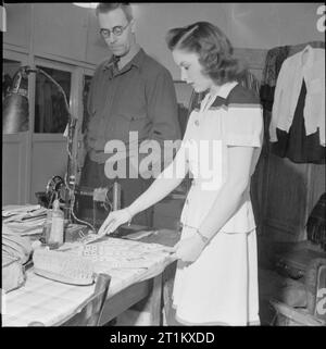 Nascita di una stella - La vita quotidiana per attrice Muriel Pavlow, Inghilterra, Regno Unito, 1945 Attrice Muriel Pavlow gioca il gioco di carte "pazienza" come lei attende la sua scena di essere chiamato a Welwyn Gardens Studios, Hertfordshire. Il Guardaroba Master, D UN (Bill) Smith, orologi come lei gioca. Foto Stock