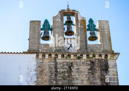 FARO, PORTOGALLO - 1 MARZO 2023: Passeggiata nel centro storico di Faro, Portogallo, 1 marzo 2023 Foto Stock