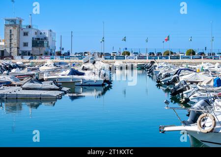 FARO, PORTOGALLO - 1 MARZO 2023: Passeggiata nel centro storico di Faro, Portogallo, 1 marzo 2023 Foto Stock