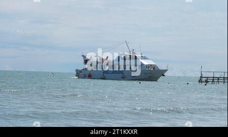 Rimini, Italia - 6 agosto 2023 barca turistica sul mare. Foto Stock