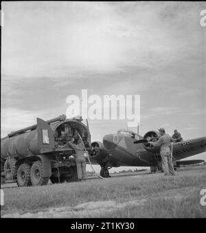 British apparecchiature in un campo di aviazione americana- Anglo-american Co-operazione in tempo di guerra la Gran Bretagna, 1943 American equipaggio a terra in un campo di aviazione americana da qualche parte in Gran Bretagna re-combustibile una Oxford Trainer aeromobili. Essi utilizzano un British Petrol tanker. Secondo la didascalia originale, questo aeromobile è usato per 'formazione e inter-aerodrome trasporti". Foto Stock