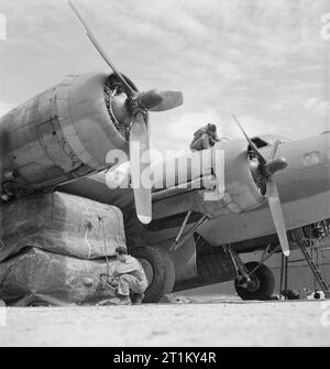 British apparecchiature in un campo di aviazione americana- Anglo-american Co-operazione in tempo di guerra la Gran Bretagna, 1943 Sergente R Delavance consente di regolare le valvole su uno dei numerosi sacchi di sollevamento fornita al 8 Army Air Corps in un campo di aviazione americana da qualche parte in Gran Bretagna. Il sacchetto viene utilizzato per sollevare l'ala di un B17 Flying Fortress. Foto Stock