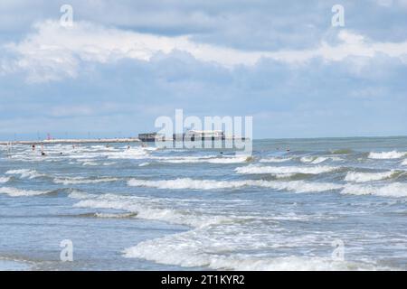 Rimini, Italia - 5 agosto 2023 - Vista del Mare Adriatico dalla spiaggia di Rimini. Foto Stock