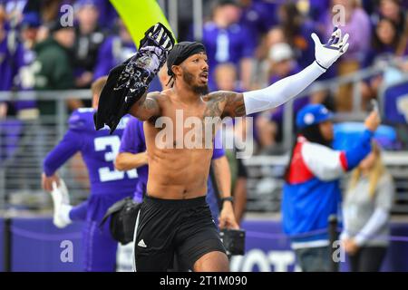 14 ottobre 2023: *Il wide receiver dei Washington Huskies Ja'Lynn Polk (2) gioca davanti al pubblico di casa prima della partita di football NCAA tra gli Oregon Ducks e i Washington Huskies all'Husky Stadium di Seattle, WA. Steve Faber/CSM (immagine di credito: © Steve Faber/Cal Sport Media) Foto Stock