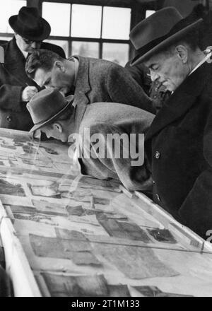 Il massacro di Katyn, 1940 dottor Reimond Speleers, professore di oftalmologia presso l'Università di Gand, guardando una mostra di oggetti personali trovati sui corpi di ufficiali assassinati. Sullo sfondo il Dr. Alexandru Birkle di Romania, il Dr. Marko Markov di Bulgaria e il Dr. Ferenc Orsós di Ungheria, altri membri della Commissione Medica Internazionale, stanno studiando l'esposizione. Foto Stock