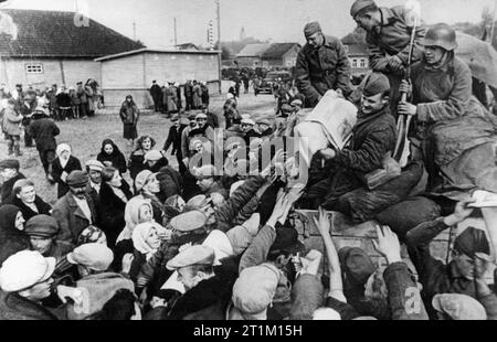 Il tedesco-invasione sovietica della Polonia, 1939 Rosso soldati dell esercito di distribuire la propaganda sovietica quotidiani di contadini vicino a Wilno (Vilnius) in Soviet occupato una parte della Polonia. Foto Stock