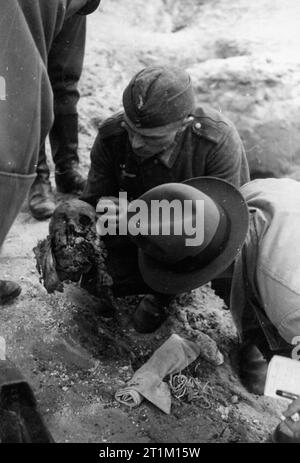 Il massacro di Katyn, 1940 soldato tedesco che mostra i resti di un scull a uno dei membri della International Commissione medica. Foto Stock