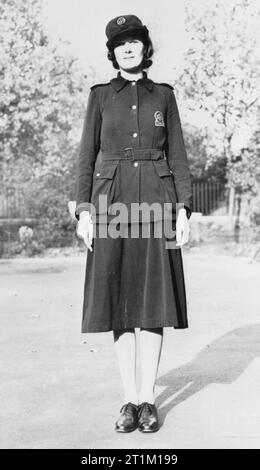 Le donne sulla Home Front 1939 - 1945 Donne nella difesa civile: una donna membro del fuoco ausiliario di servizio. Foto Stock