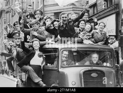 Ve alle celebrazioni del Giorno a Londra, 8 maggio 1945 un carrello di festaioli passando attraverso lo Strand, Londra Foto Stock