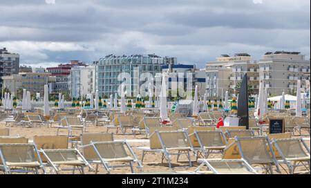 Rimini, Italia - 5 agosto 2023 Vista sulla spiaggia sabbiosa della città di Rimini. Foto Stock