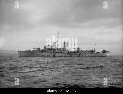 Corvetta britannica classe Flower HMS Orchis (K76) in corso nel fiume Clyde, in Scozia. Foto Stock