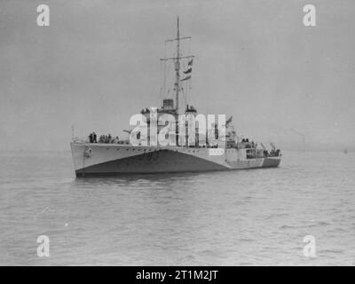 Dragamine della classe Halcyon HMS Gleaner, in corso nel Firth of Forth. Foto Stock