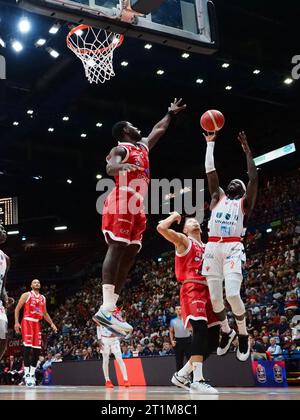 Milano, Italia. 14 ottobre 2023. Briante Weber (UNAHOTELS Reggio Emilia) durante EA7 Emporio Armani Milano vs UNAHOTELS Reggio Emilia, partita di serie A di pallacanestro italiano a Milano, Italia, 14 ottobre 2023 crediti: Independent Photo Agency/Alamy Live News Foto Stock