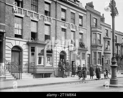 Le donne del Royal Naval Service sulla Home anteriore, 1917-1918 Membri della WRNS all'ingresso Millers Hotel a Portsmouth. Foto Stock