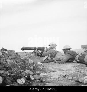 L'esercito britannico in Nord Africa un Vickers mitragliatrice equipaggio fuori Derna, 30 gennaio 1941. Foto Stock