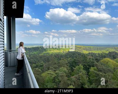 02.05.2022 Haltern Feuerwachturm Rennberg in der Haard Spaziergänger oben auf dem Turm *** 02 05 2022 Haltern Fire Watch Tower Rennberg in Haard Walker in cima alla torre credito: Imago/Alamy Live News Foto Stock