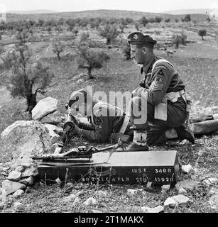 Le forze britanniche in Medio Oriente, 1945-1947 due uomini del secondo battaglione del reggimento di Middlesex utilizza un telemetro durante una pratica di sparo in Palestina. Foto Stock