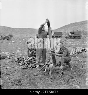 Le forze britanniche in Medio Oriente, 1945-1947 un 4.2 pollici team di Malta del secondo battaglione del reggimento di Middlesex sul campo esercizio in Palestina. Foto Stock