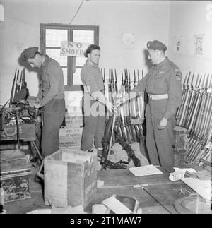 Le forze britanniche in Medio Oriente, 1945-1947 tre membri del primo battaglione del reggimento Suffolk nella loro armeria in Palestina. Foto Stock