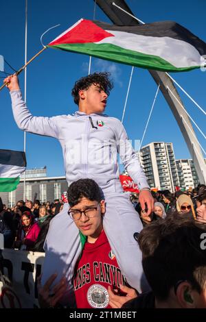 Glasgow, Scozia, Regno Unito. 14 ottobre 2023. Le persone che sostengono la Palestina partecipano a una manifestazione ai passi di Buchanan per protestare contro il conflitto israelo-palestinese in corso e poi scendere in strada per marciare verso la sede centrale della BBC. Credito: SKULLY/Alamy Live News Foto Stock