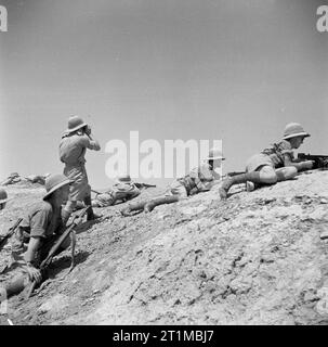 L'esercito britannico in Medio Oriente 1941 una cottura parte forniscono copertura per un partito del Royal Engineers che stavano costruendo un ponte temporaneo vicino a Ramadi, una roccaforte dei ribelli iracheni, 1 giugno 1941. Foto Stock