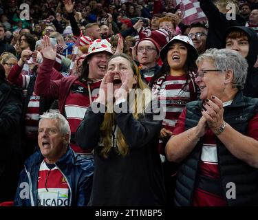 I tifosi dei Wigan Warriors tifosi dalla loro parte durante il Betfred Super League Grand Final Match Wigan Warriors vs Catalans Dragons a Old Trafford, Manchester, Regno Unito, 14 ottobre 2023 (foto di Steve Flynn/News Images) Foto Stock