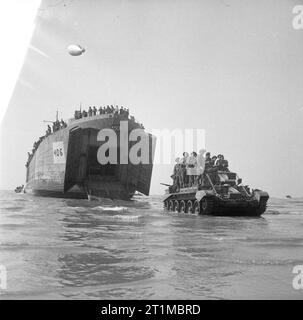 L'esercito britannico nella campagna di Normandia 1944 Un Cromwell Mk IV serbatoio del quarto County of London Yeomanry, XXII Brigata corazzata, settima divisione corazzata, con a bordo della fanteria, arriva a terra da un LST, area d'oro, 7 giugno 1944. Foto Stock