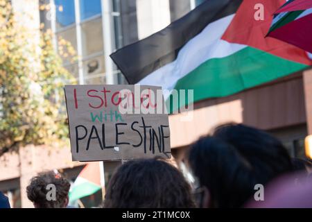 Glasgow, Scozia, Regno Unito. 14 ottobre 2023. I manifestanti si riuniscono a Glasgow per dimostrare sostegno alla Palestina a seguito degli attacchi a Gaza in rappresaglia per l'attacco di Hamas in Israele della scorsa settimana. Questa fu seguita da una marcia verso gli studi della BBC Scotland. Credit R.Gass/Alamy Live News Foto Stock