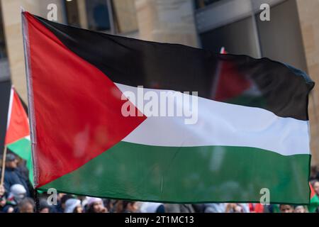 Glasgow, Scozia, Regno Unito. 14 ottobre 2023. I manifestanti si riuniscono a Glasgow per dimostrare sostegno alla Palestina a seguito degli attacchi a Gaza in rappresaglia per l'attacco di Hamas in Israele della scorsa settimana. Questa fu seguita da una marcia verso gli studi della BBC Scotland. Credit R.Gass/Alamy Live News Foto Stock