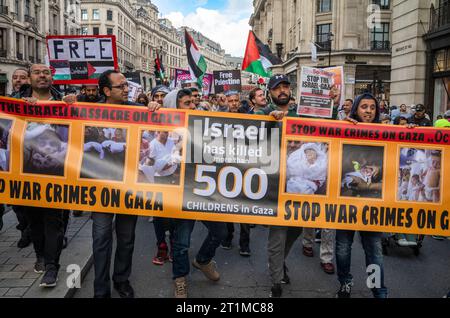 Londra, Regno Unito. 14 ottobre 2023: I manifestanti pro-palestinesi marciano nel centro di Londra, nel Regno Unito, in una manifestazione contro gli attacchi israeliani a Gaza. Foto Stock