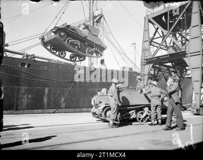 L'Esercito Britannico nel Regno Unito 1939-45 UNA LUCE SERBATOIO MK VI e Bren gun carrier essendo sbarcato da una nave a Southampton durante il ritorno del secondo British forza expeditionary dalla Francia, 19 giugno 1940. Foto Stock