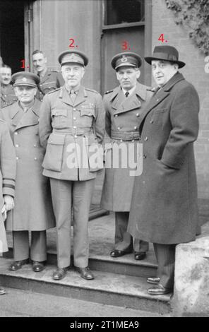 Il governo cecoslovacco in esilio durante la seconda guerra mondiale membri del governo ceco in esilio in visita in Irlanda del Nord. Da sinistra a destra: Generale di brigata Edmund Hill (USA); generale Jan Serg?j Ingr, ministro della difesa nazionale e comandante in capo delle forze cecoslovacche; tenente generale Harold Edmund Franklyn CB DSO MC, General Officer Commanding British Troops in Northern Ireland; vice maresciallo dell'aria Karel Janoušek, ufficiale generale comandante dell'Aeronautica militare cecoslovacca; e sig. Jan Masaryk, vice primo ministro e ministro degli Esteri della Cecoslovacchia. Foto Stock