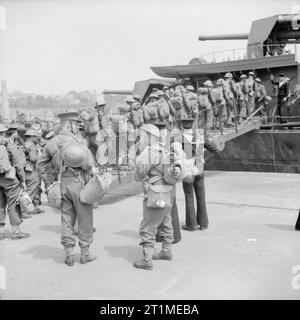 Il British forza expeditionary (BEF) in Francia 1939-1940 la evacuazione del BEF dalla Francia, giugno 1940: Soldati britannici a bordo di un cacciatorpediniere a Brest per tornare al Regno Unito. Foto Stock
