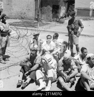 Il Mandato Britannico in Palestina 1917-1948 British paracadutisti di guardia sospetta ebraica arrotondato fino a Haifa durante uno dei cordon-e-sweep operazioni destinate a sradicare la guerriglia. Foto Stock