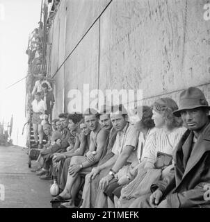 Il Mandato Britannico in Palestina 1917-1948 gli immigrati clandestini che giungono in Palestina: immigrati ebrei a bordo dell'impero troopship rivale attendono landing craft per portarle a Cipro dove saranno trasportati in un accampamento di Caraolos. Foto Stock