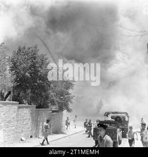 Il Mandato Britannico in Palestina 1917-1948 esplodere il King David Hotel di Gerusalemme 22 Luglio 1946: persone corrono per coprire come il King David Hotel di Gerusalemme si brucia. Foto Stock