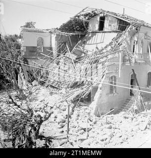 Il Mandato Britannico in Palestina 1917-1948 attività terroristiche: il relitto dell'area Security Officer's locali su Jaffa - Tel Aviv frontiera, devastato da un ebreo attentati bomba. Foto Stock