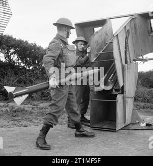 La casa della guardia 1939-45 Home soldati di guardia caricare un anti-aereo razzo a "Z" sulla batteria del Merseyside, 6 luglio 1942. Foto Stock