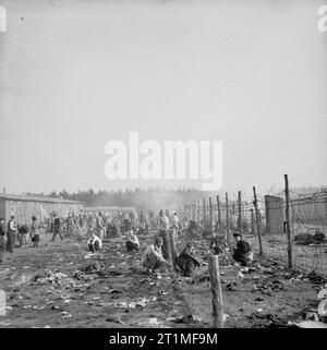 La liberazione di Bergen-belsen Campo di Concentramento, aprile 1945 una vista generale di una parte di squallore e sporcizia nel campo presso il punto della sua liberazione da parte dell'Esercito britannico. Foto Stock